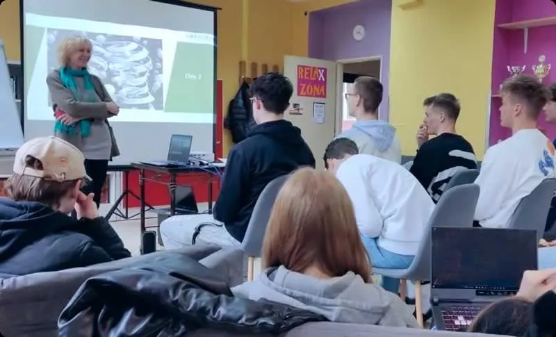 Žena učí mladých ľudí